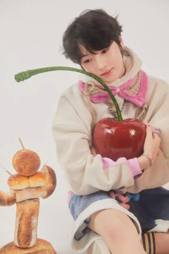 - maknae, lead rapper, sub vocalist - japanese - born november 18 2007 - emoji: 🥐 - mbti: ENFP